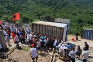 e mbrojmë me gjak”, protestuesit