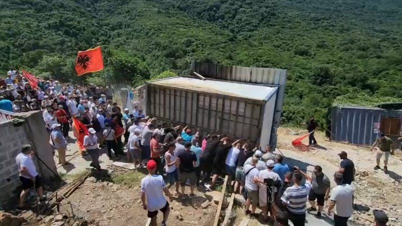 Kakomenë e mbrojmë me gjak   protestuesit shembin rrethimin dhe shkulin kabinat