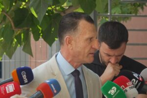 ta eliminonin politikisht dhe
