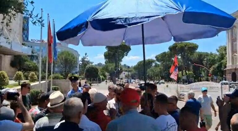 Protestë pa afat para Kryeministrisë  Goxhaj rikthen idenë e Berishës  flet për  mosbindje civile   Le të na arrestojn