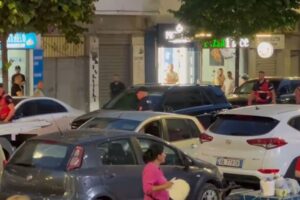 Policia rrethon “ML”-në e zezë në