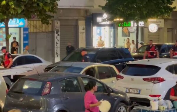 Policia rrethon “ML”-në e zezë në