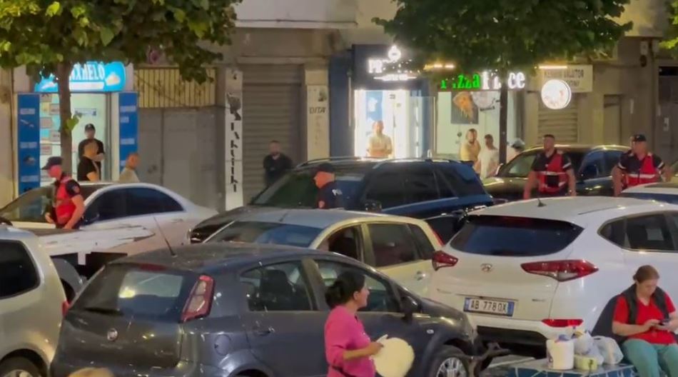 Policia rrethon  ML  në e zezë në Durrës  një i ri arratiset mes trafikut