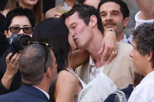 E veshur me të bardha  Dua Lipa shkëlqen në festën romantike para dasmës në Itali