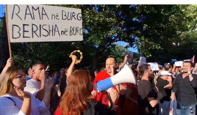 “Rama në burg, Berisha në