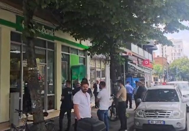 Grabitja me armë e bankës në mes të Tiranës  autori vodhi paratë dhe u largua me skuter