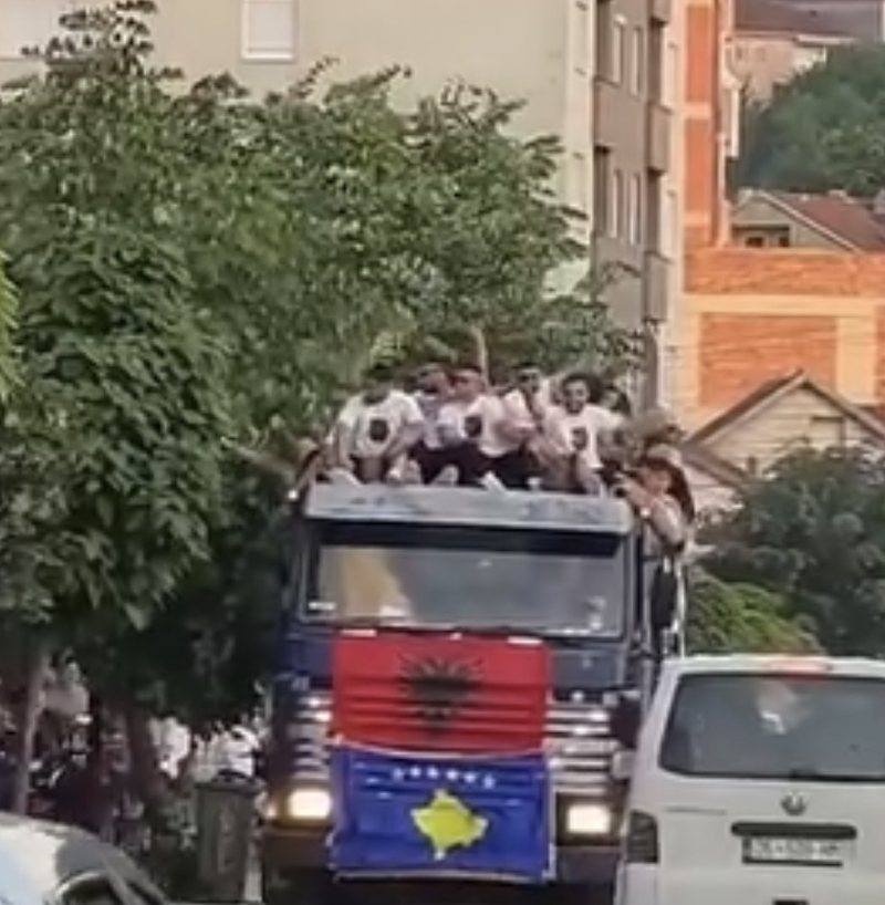 Protestues të Vetëvendosjes zbarkojnë nga Kosova në Tiranë  i bashkohen protestës kundër Ramës  VIDEO 