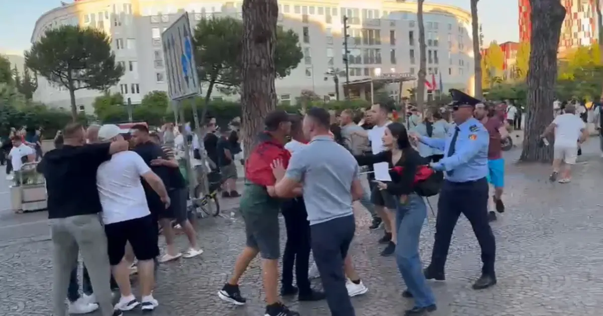 Mbështetësit e PS konfliktohen fizikisht me