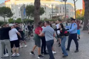 Mbështetësit e PS konfliktohen fizikisht me