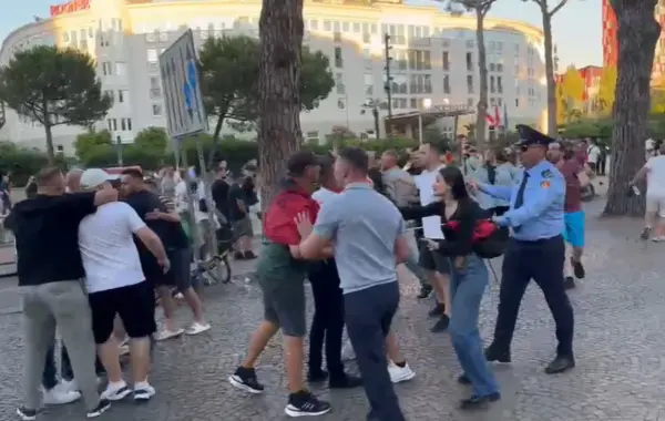 Mbështetësit e PS konfliktohen fizikisht me