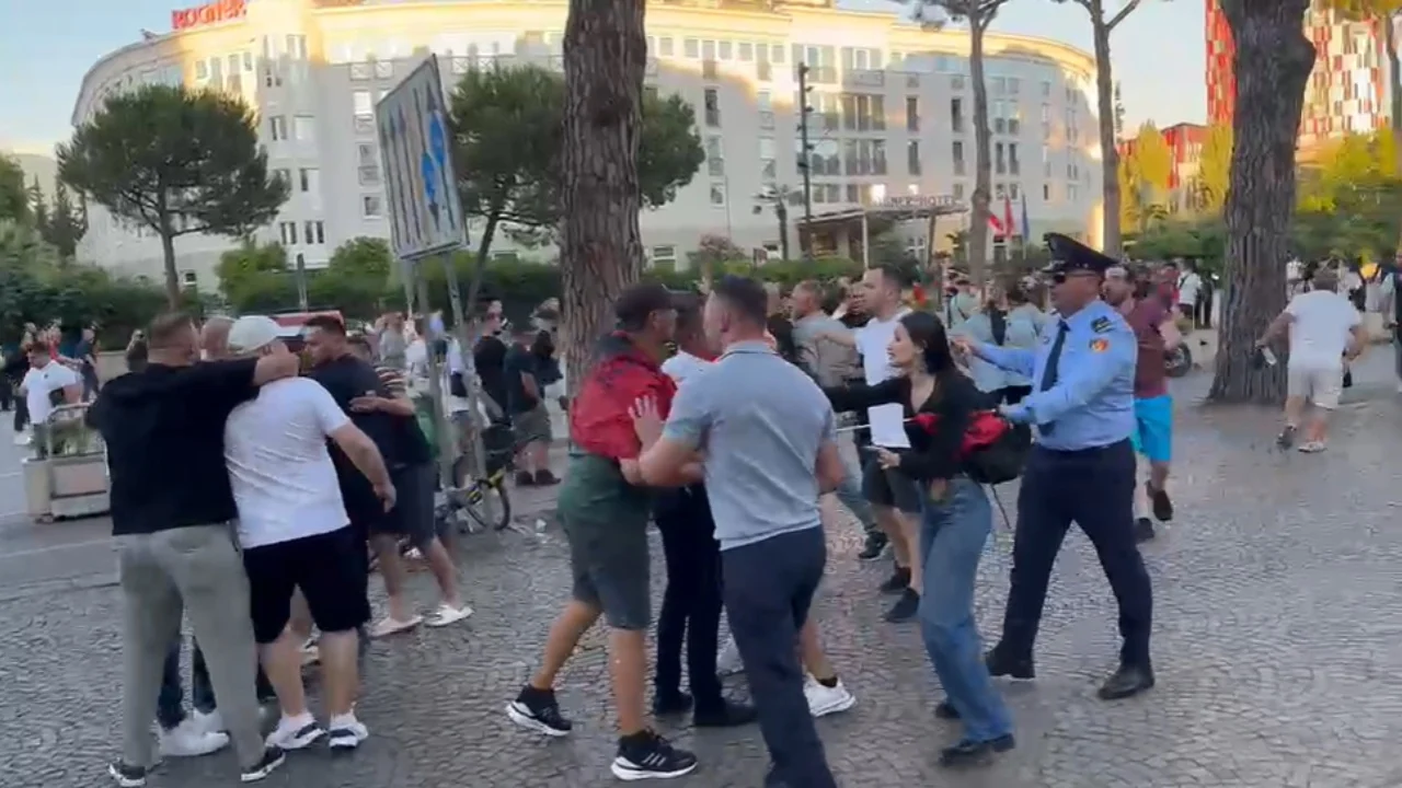 Mbështetësit e PS konfliktohen fizikisht me protesuesit para Kryeministrisë  Ndërhyn policia