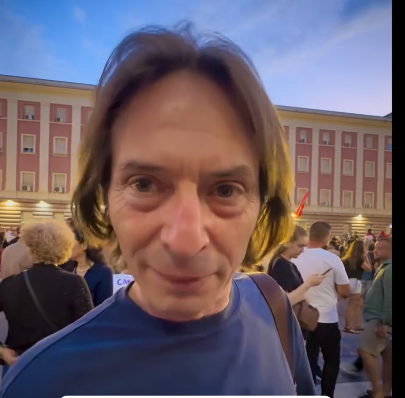 Edhe këshilltari i Albin Kurtit në protestën para Kryeministrisë  shtohen dyshimet se kush po e orienton tubimin