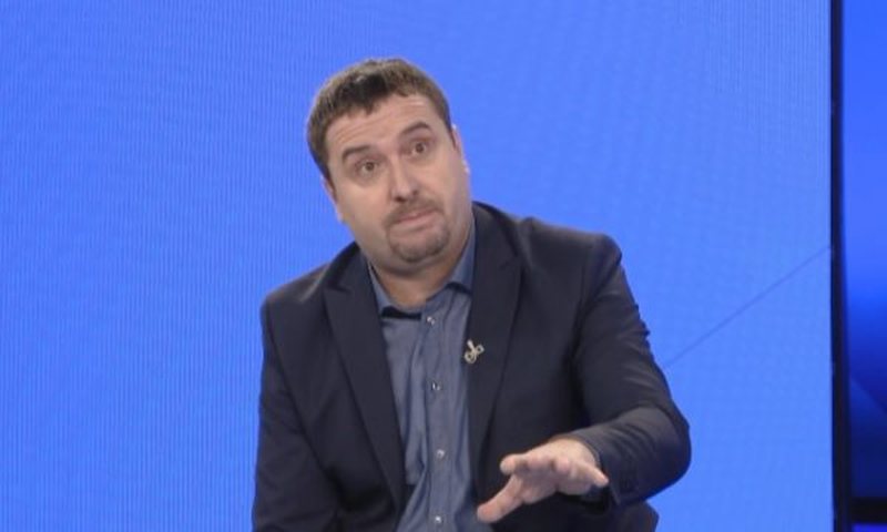 Shqiptari i Luginës së Preshevës rri gatitu para xhandarit serb  por ja që merr turrin të shkojë në Tiranë për të prot