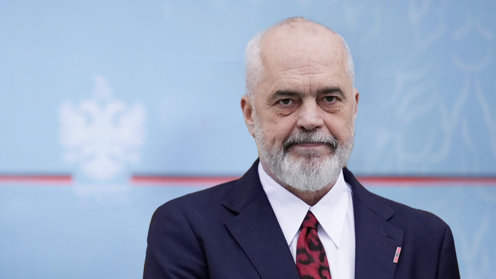 Rama publikon mesazhin e një qytetareje kundër  bullizimit në rrjetet sociale   E kanë masakruar online korbat e fshehur nën pupla flamingosh  RESPEKT