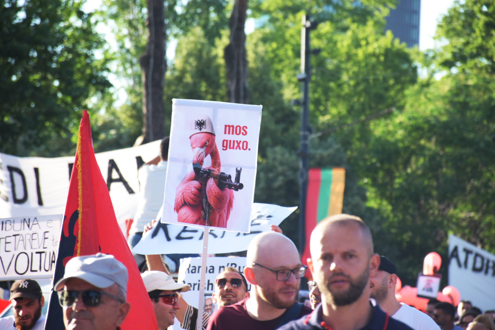 Nga bulevardi në rrjetet sociale  Fuqia e memeve të protestës