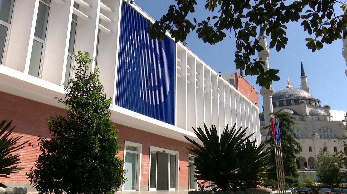 Gjendja e sistemit spitalor  PD kërkon interpelancë urgjente me ministren Sala