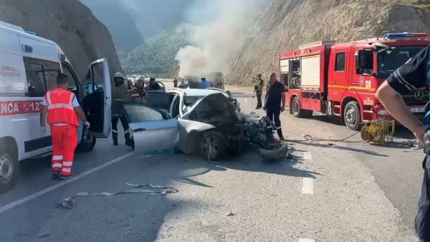 Aksident ‘zinxhir’ në Vlorë, makinat shpërthejnë