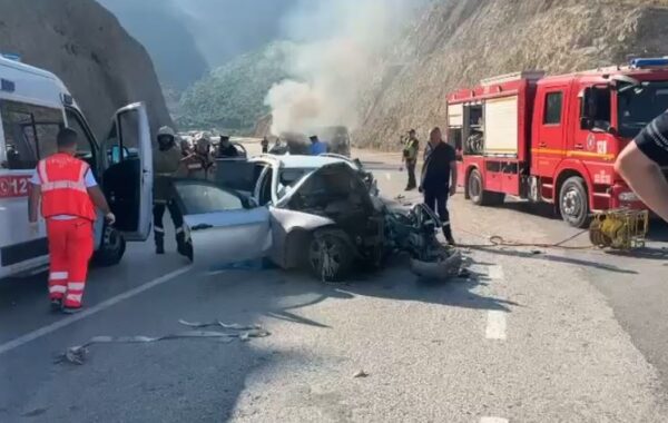 Aksident 'zinxhir' në Vlorë-Orikum, makinat shpërthejnë