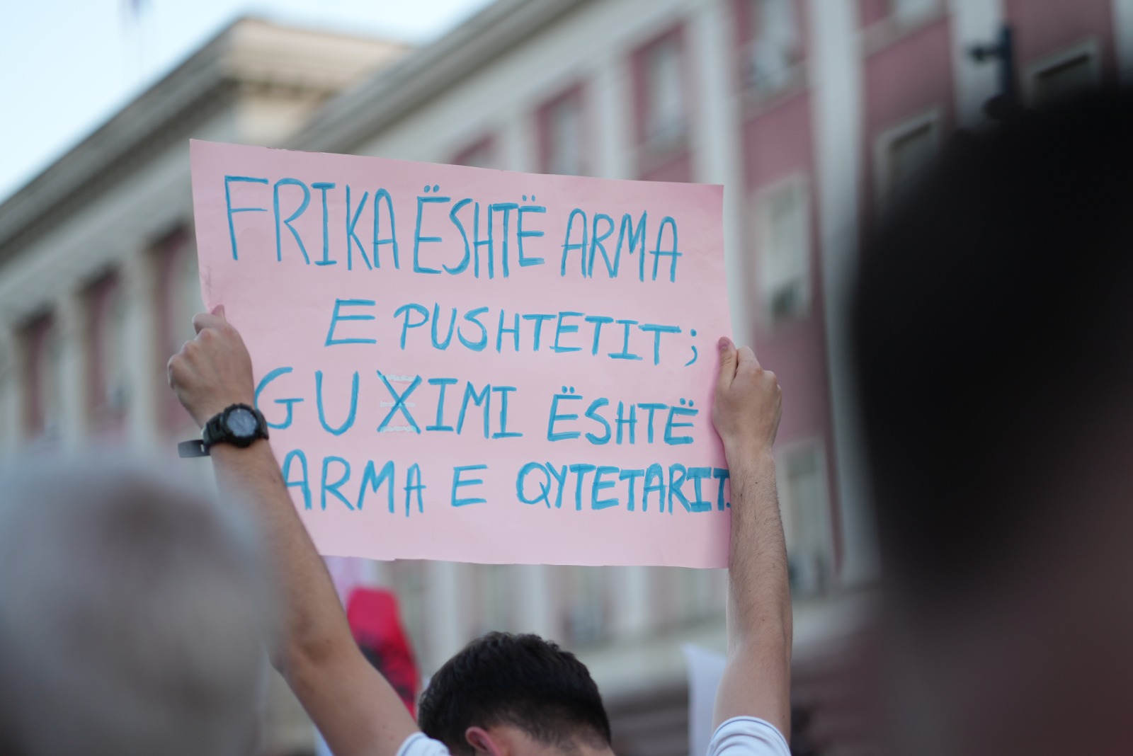 Protestuesit akuzojnë policinë për  taktika intimidimi  me procedimet masive