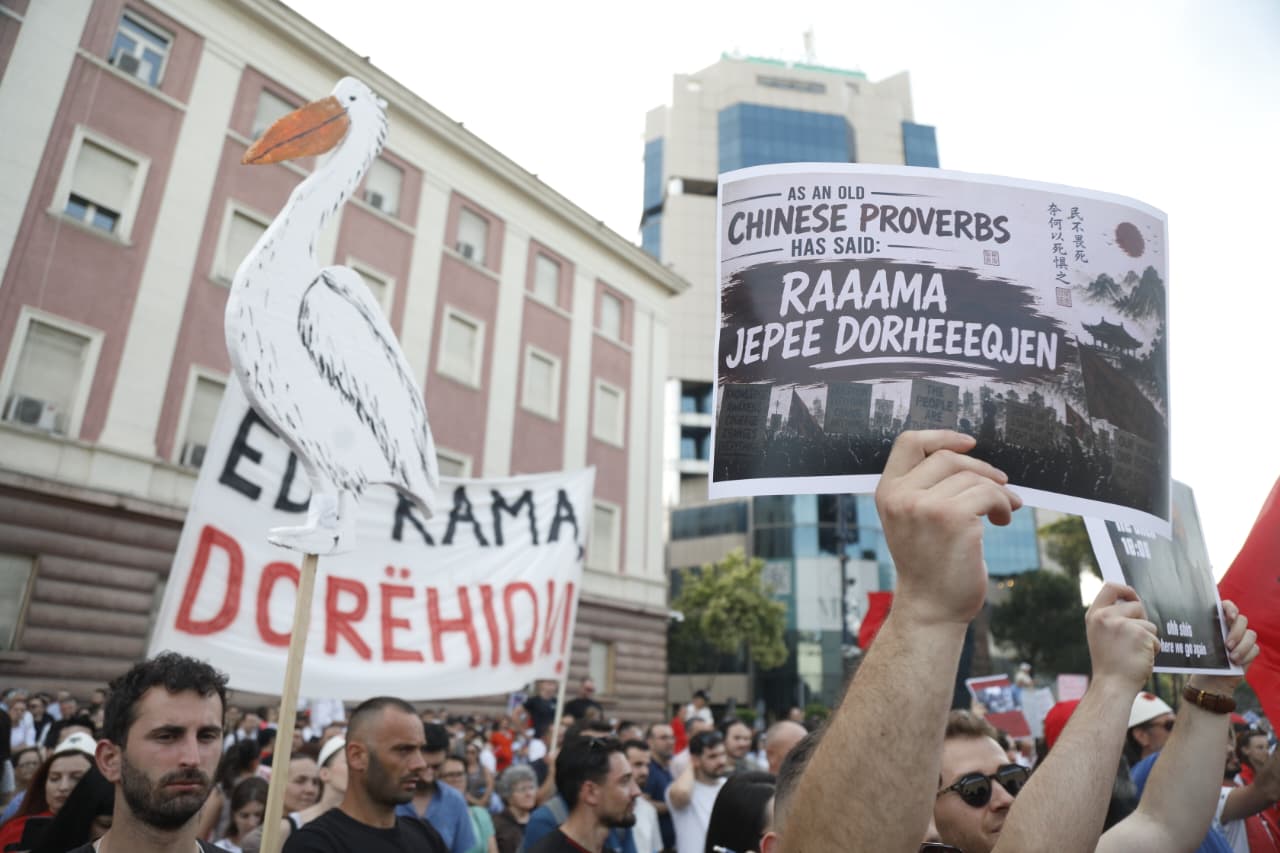 FOTOT  Pankartat e ditës së 15 të protestës qytetar në Tiranë