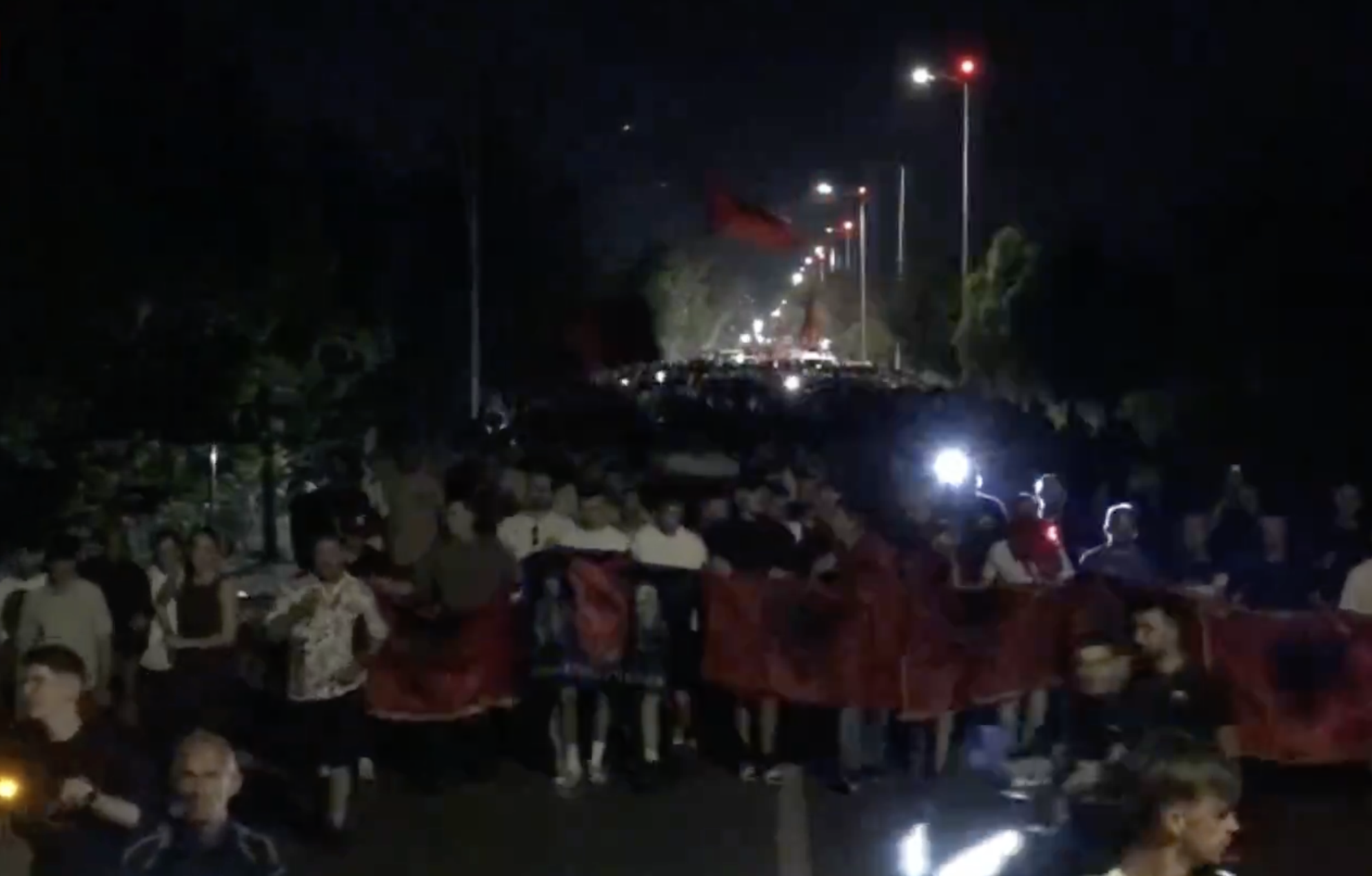 Ora 02 00 e mëngjesit  protesta nuk ndalet  Qytetarët marshojnë në autostradën Tiranë Durrës pas tetë orësh proteste