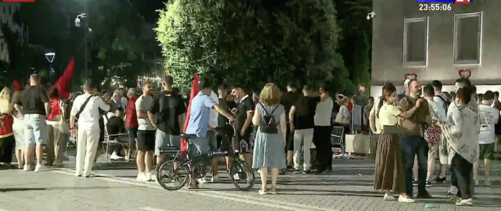 Qytetarët nuk tërhiqen  nata e dytë e qëndresës para Kryeministrisë  Revolta kundër Ramës hyn në ditën e 23 të