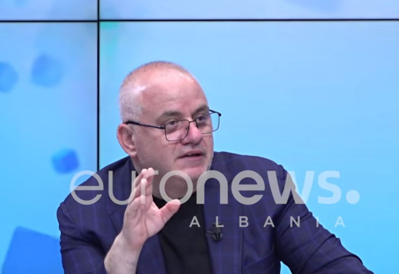 Artan Hoxha zbulon të dënuarin në qelinë e luksit