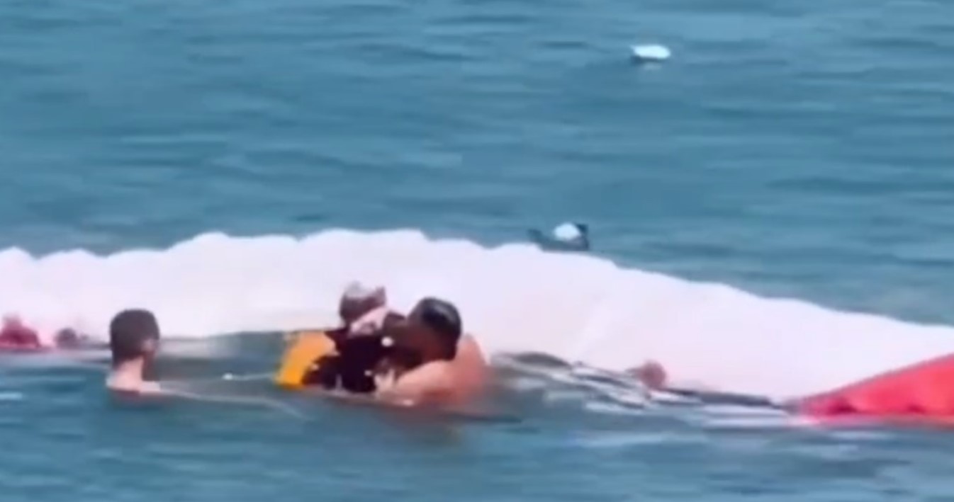 Parashutisti rrëzohet në det gjatë uljes  dy pushues i shpëtojnë jetën  VIDEO 