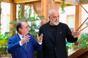 Rama pret në Kryeministri François Hollande  i akordon Medaljen e Artë të Mirënjohjes Publike