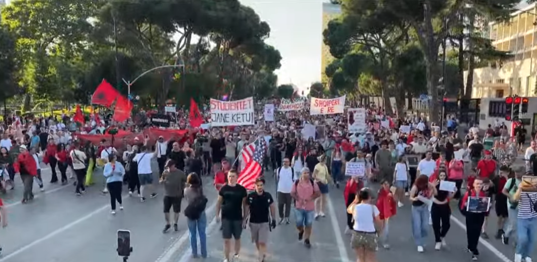 Protestuesit marshojnë drejt Kryeministrisë  thirrje për dorëheqjen e Ramës