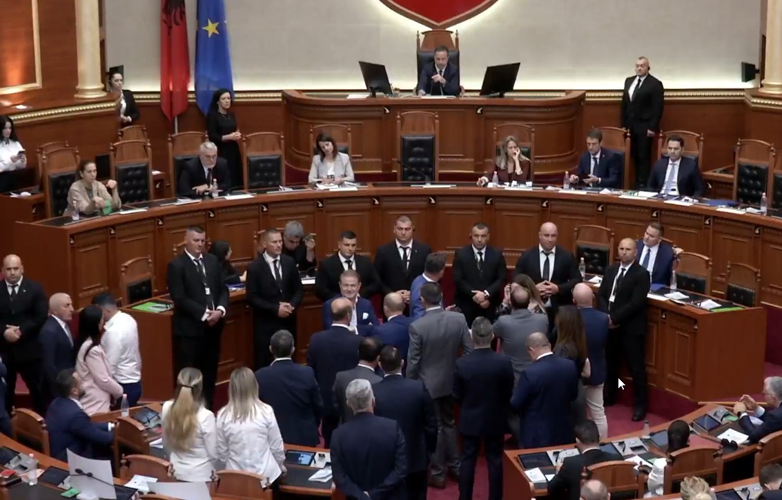 Deputetët e PD bllokojnë foltoren  kalohet në votim rendi i ditës pa diskutim  Ndërpritet seanca për 5 minuta