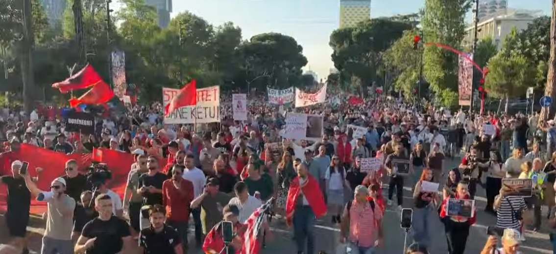 Dita e 10 të e protestës në Tiranë  aktivistët dhe qytetarët mblidhen para Kryeministrisë