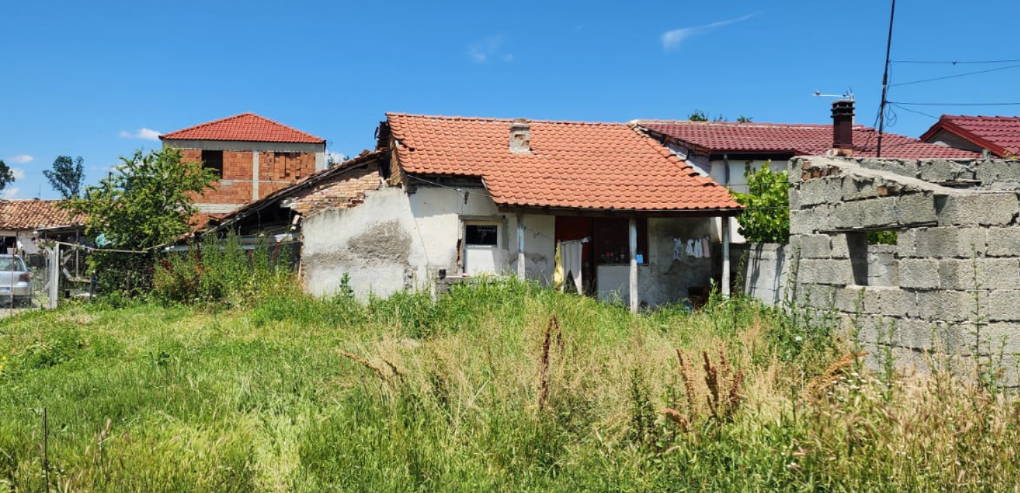 55 vjeçarja gjendet e pajetë në banesën e saj në Sheqeras  dyshohet se kishte disa ditë që kishte vdekur