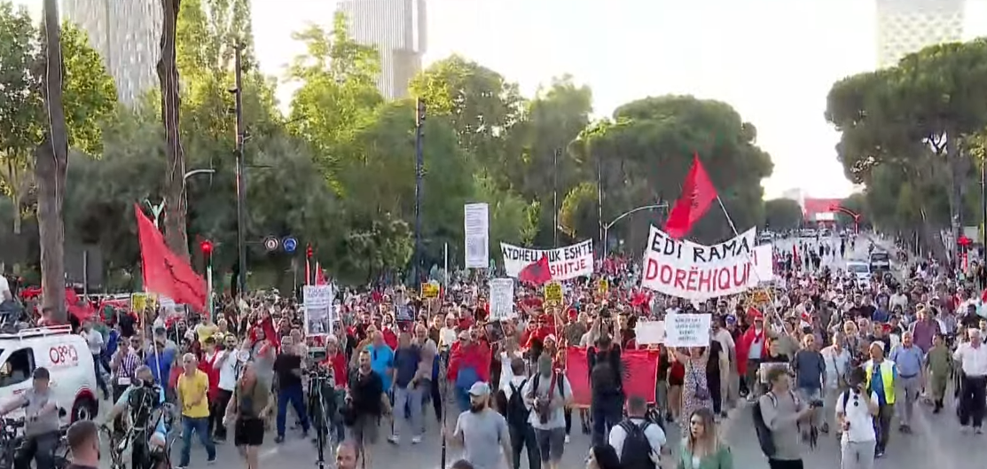 Aktivistët dhe qytatarët nisin marshimin nga sheshi  Skënderbej  drejt Kryeministrisë