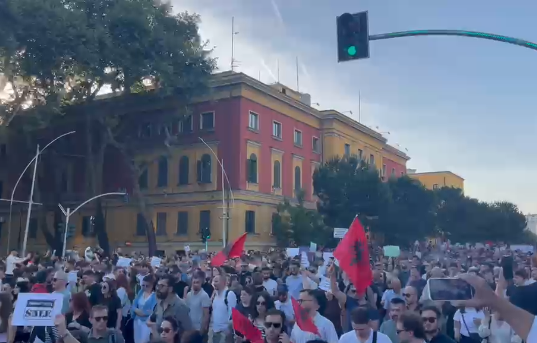 Protesta kundër ndërtimit në Zvërnec  qytetarë të shumtë bashkohen në marshim  VIDEO 