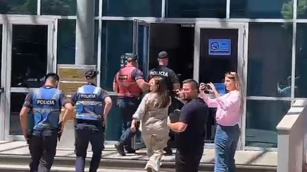 Emrat  kush janë personat që u përplasën fizikisht në sallën e Gjykatës së Posaçme  VIDEO 