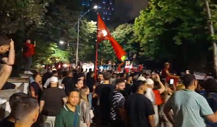 Mbyllet protesta  Qytetarët bllokojnë rrugën pranë selisë së PS së  thirrje të rinjve  Ngrihuni nga kafet