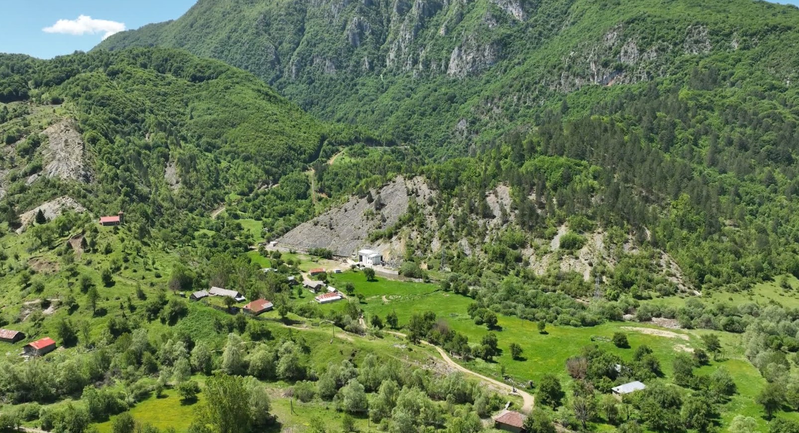 Braktisja e fshatrave  plagë sociale  fshati Llëngë në Pogradec pa rrugë e pa shërbime