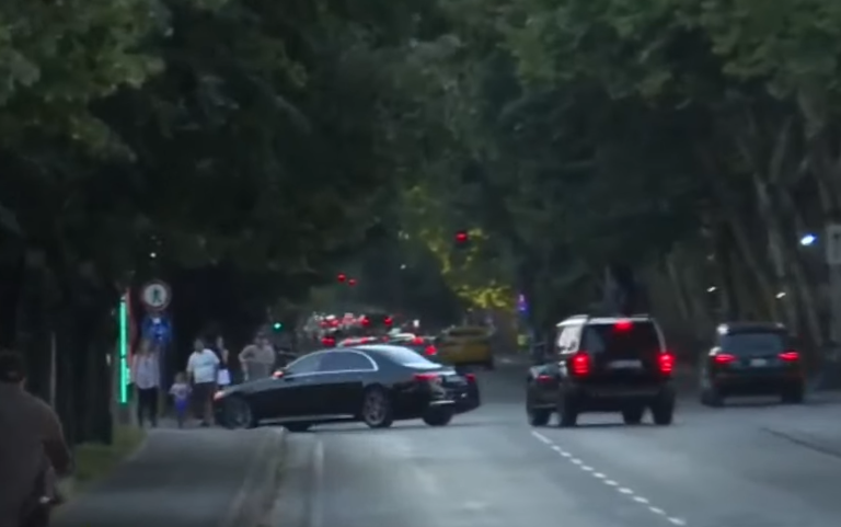 Protestuesit para Kuvendit  eskorta e kryeministrit largohet me shpejtësi  VIDEO 