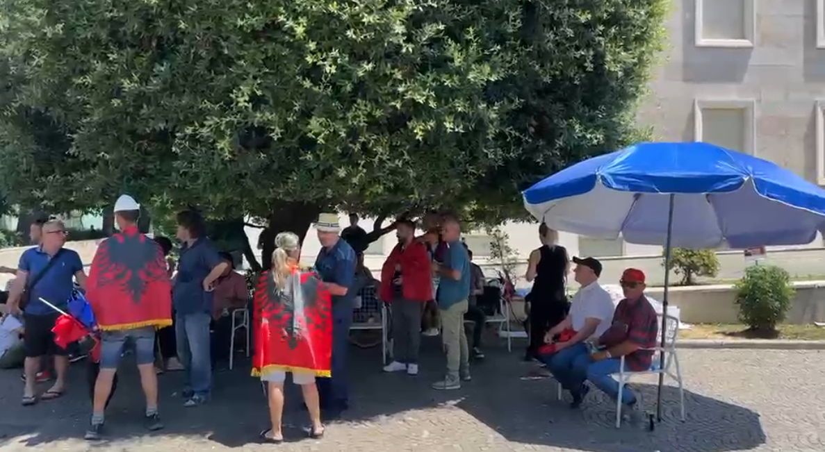 Dita e 22 të e protestës  disa qytetarë me çadra plazhi prej mëngjesit para Kryeministrisë  VIDEO 