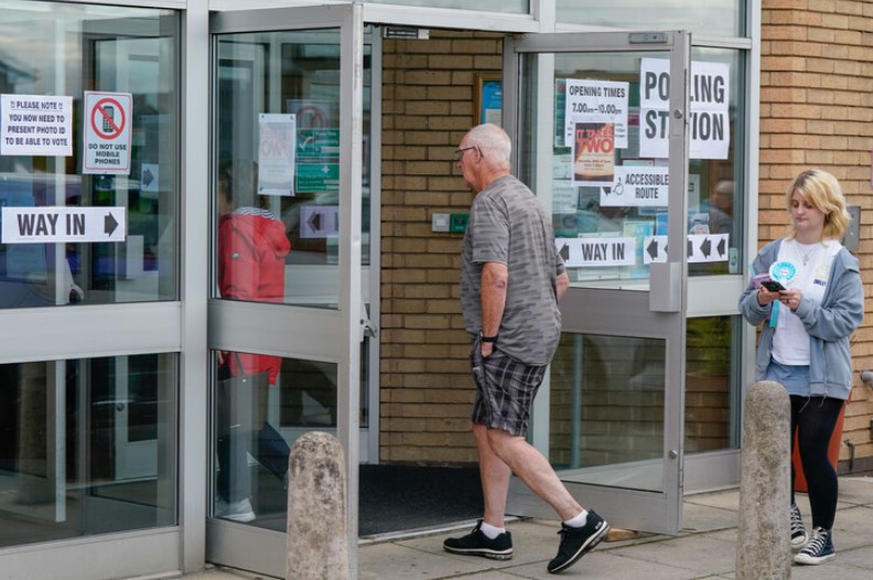 Zgjedhjet e pjesshme në Angli  votuesit drejtohen në qendrat e votimit