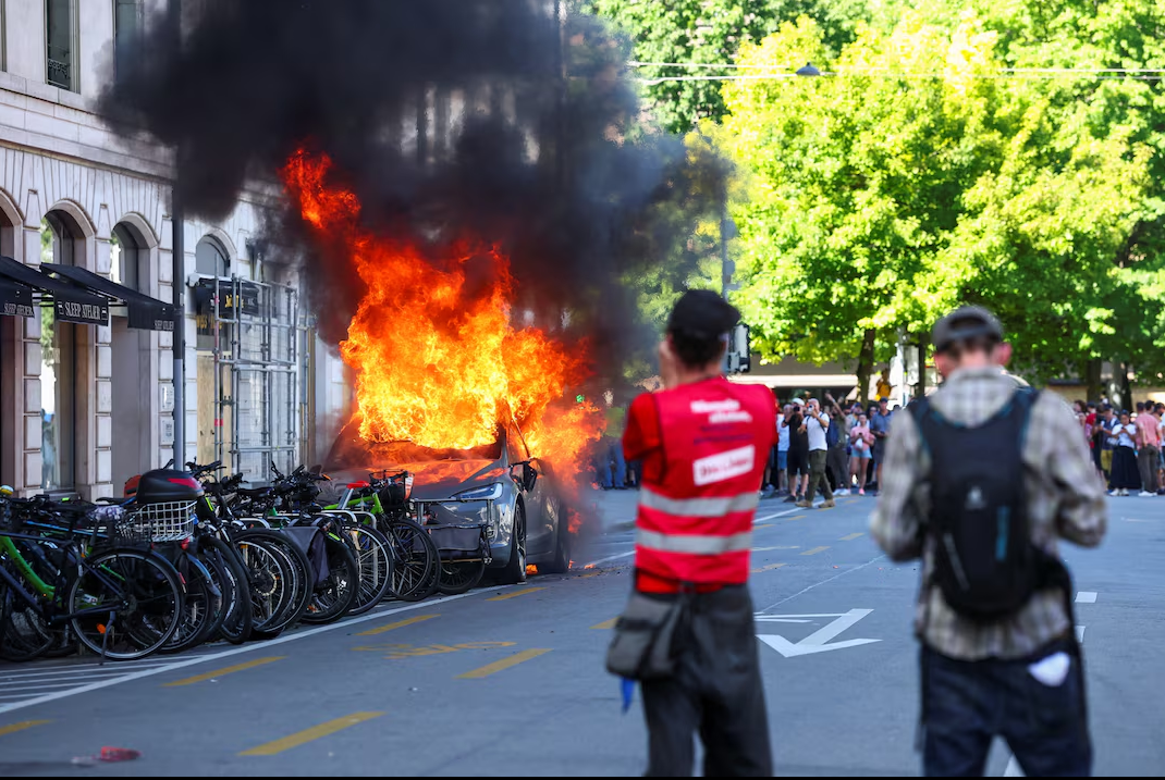 Shpërthejnë protesta në Gjenevë kundër samitit të G7 në Francë  digjet një Tesla dhe sulmohet zyra e OKB së