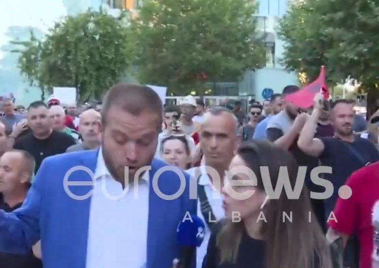 Çfarë ndodhi mes Ardit Bidos dhe protestuesve  momenti kur gazetarja e Euronews Albania i drejton pyetje deputetit