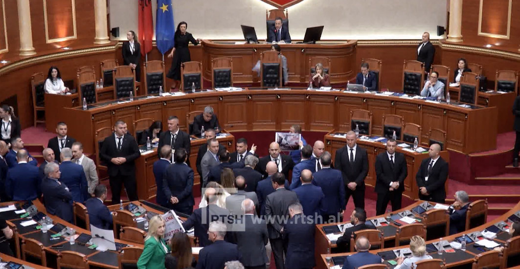 Protesta përplas mazhorancën dhe opozitën   Tensione e ndërprerje në Kuvend