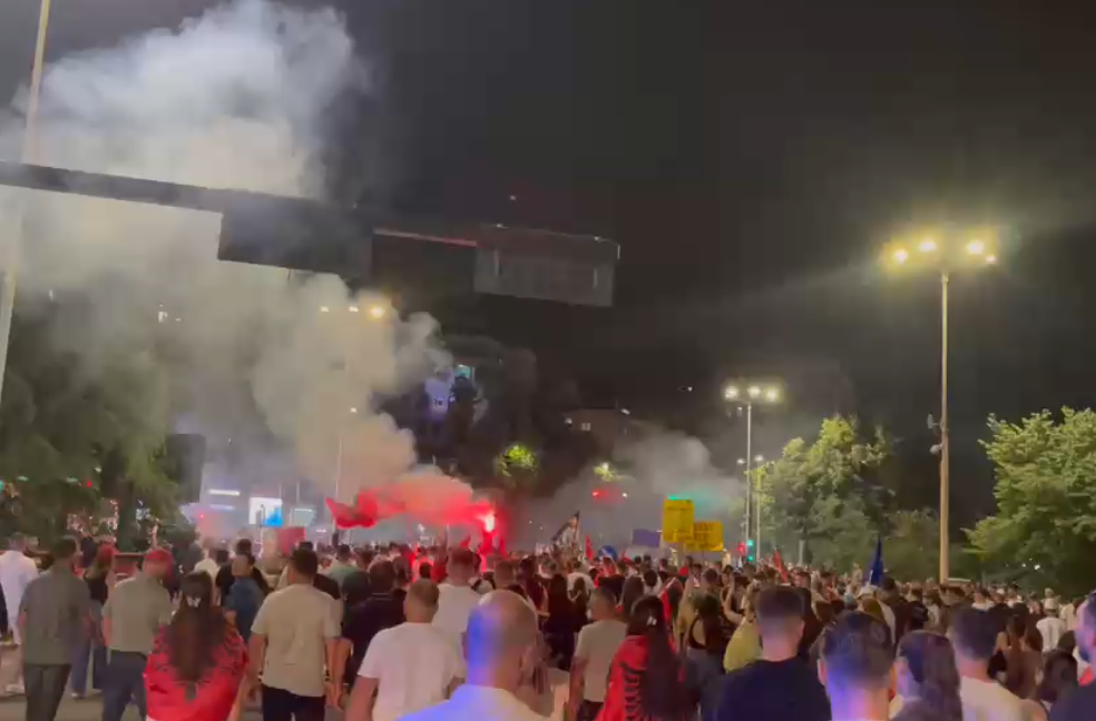 Me flakadanë dhe brohoritje  Vijon marshimi i protestuesve  shkojnë në drejtim të zonës së  Ali Demit 