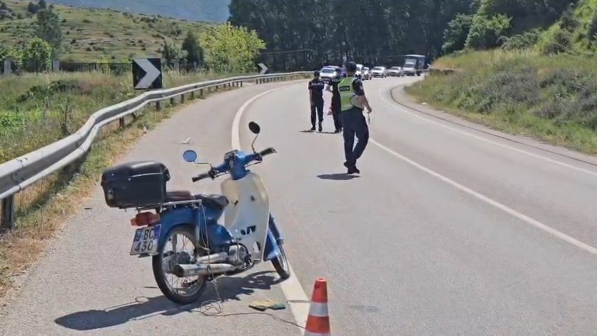 Humbi kontrollin dhe u përplas me barrierat  drejtuesi i motorit dërgohet me urgjencë në spitalin e Korçës