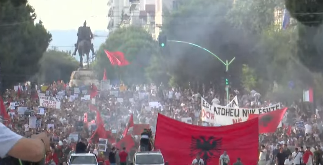 Me pankarta dhe flamuj në duar  qytetarët në ditën e 7 të të protestës