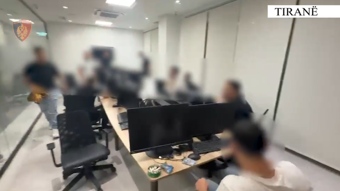 Zbulohet një call center në Tiranë  arrestohen 4 persona  Procedohen 49 punonjësit