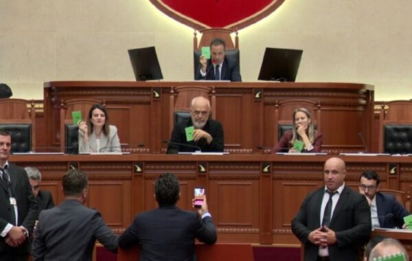Kushedi si rrotullohet në varr