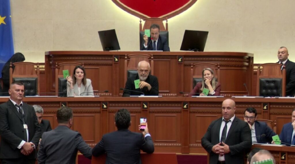 Rama reagon ndaj Shehajt dhe Kaprit  Kushedi si rrotullohet në varr Mit hat Frashëri me këta karagjozë